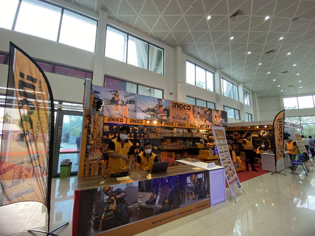 Ingco-Vietbuild khách tham quan mua sắm tại gian hàng đông chật cứng người 10 Gian hàng Ingcovietnam