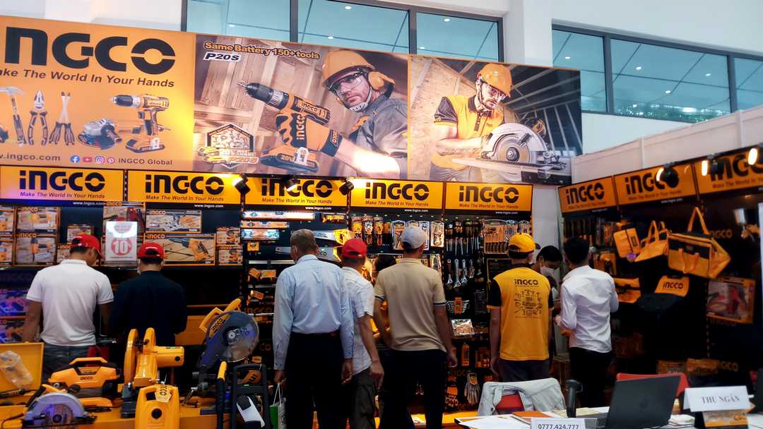 Ingco-Vietbuild khách tham quan mua sắm tại gian hàng đông chật cứng người 17 khach hang mua sam tai su kien vietbuild ingcovietnam
