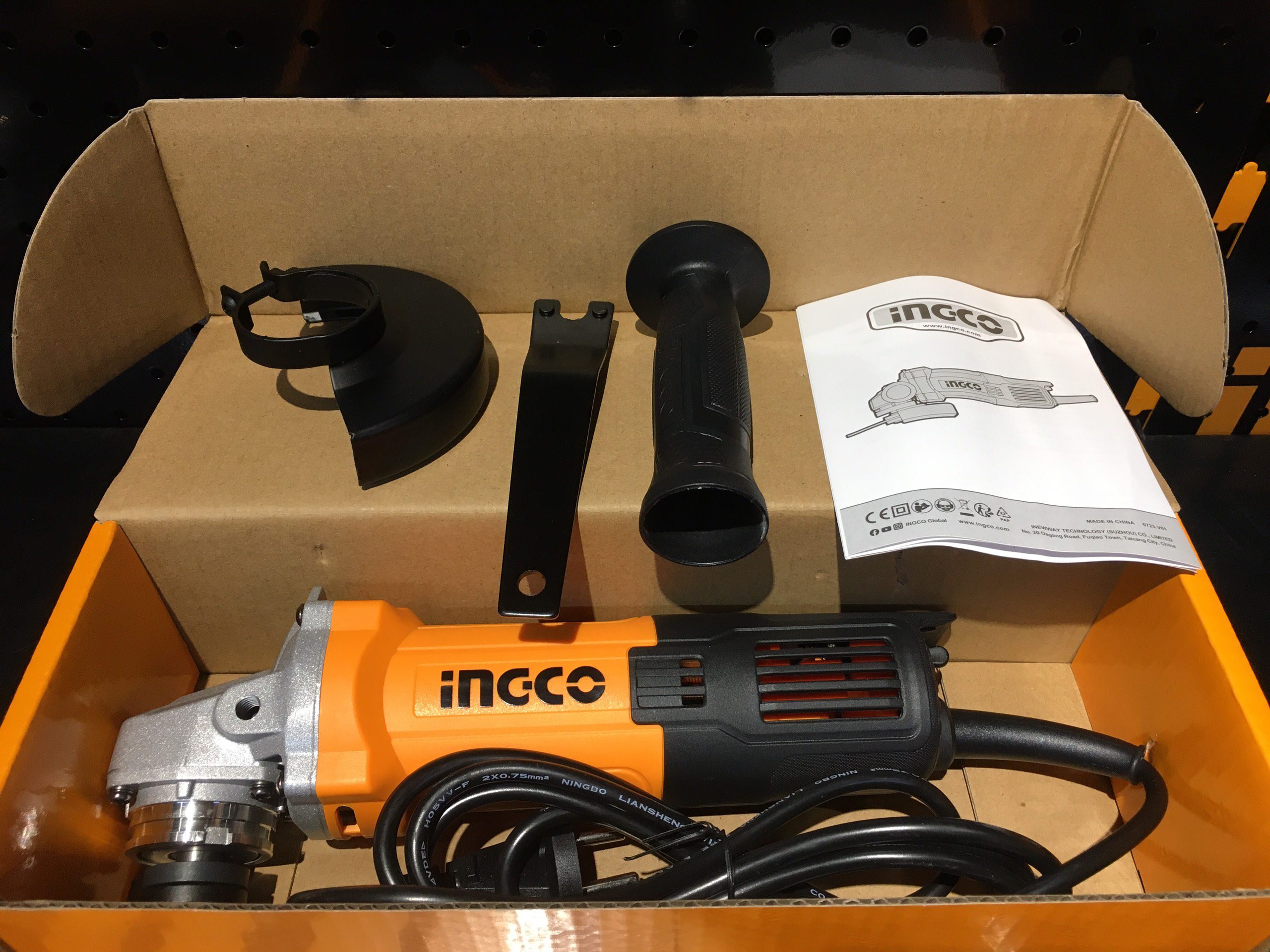 Máy mài góc 710W công tắc đuôi cốt M10 đường kính đĩa cắt 100mm INGCO AG71182 (1) May mai goc 710W cong tac duoi cot M10 duong kinh dia cat 100mm INGCO AG71182 1