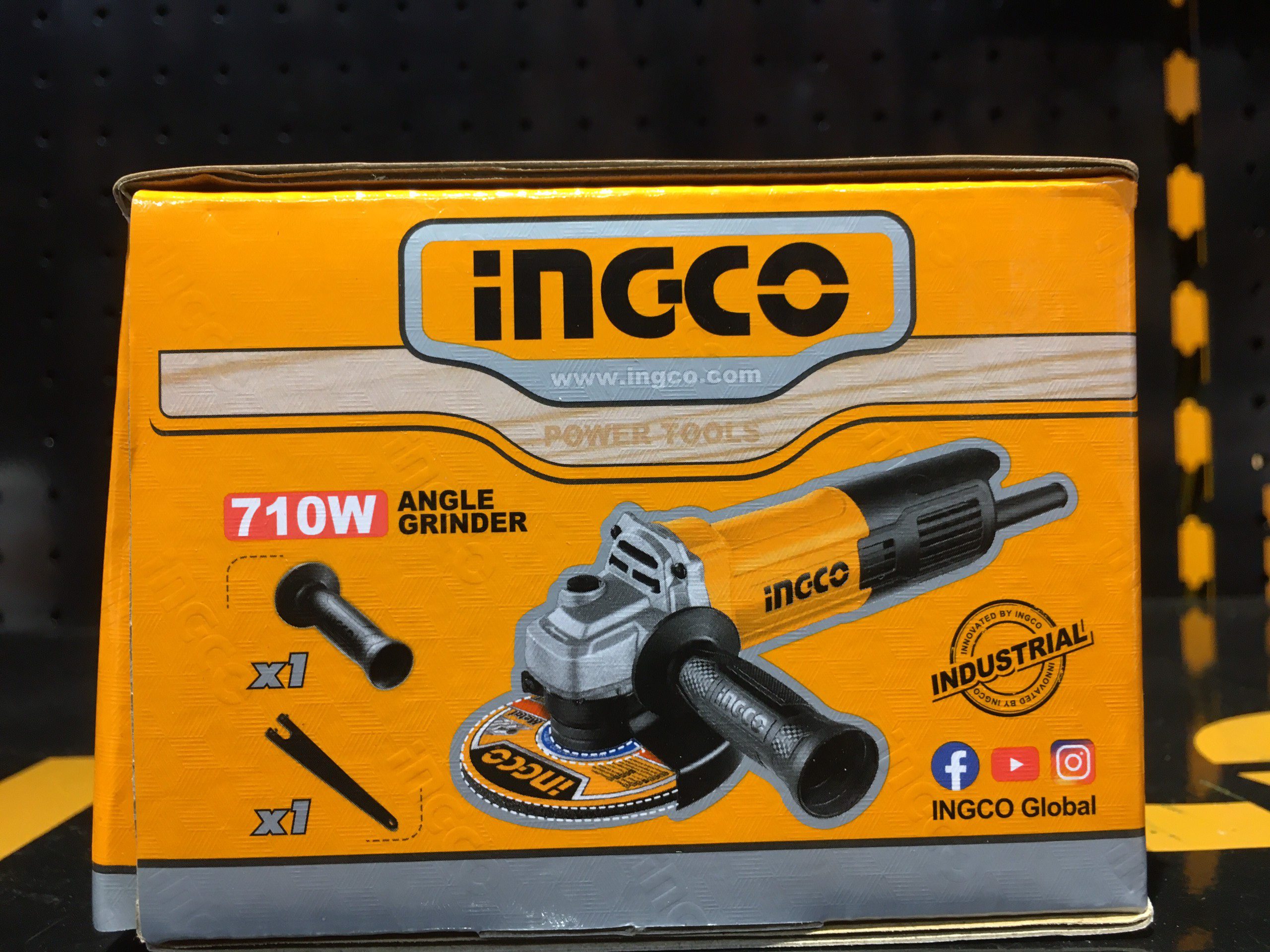 Máy mài góc 710W công tắc đuôi cốt M10 đường kính đĩa cắt 100mm INGCO AG71182 (2) May mai goc 710W cong tac duoi cot M10 duong kinh dia cat 100mm INGCO AG71182 2